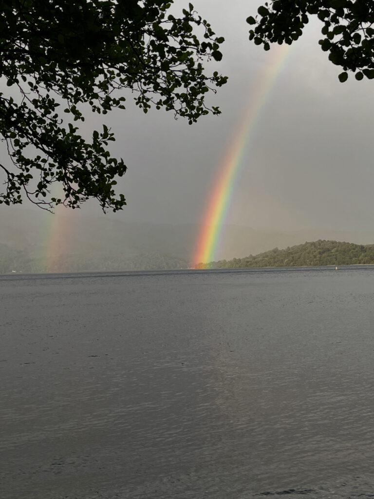 Regenbogen über dem Loch Lomond