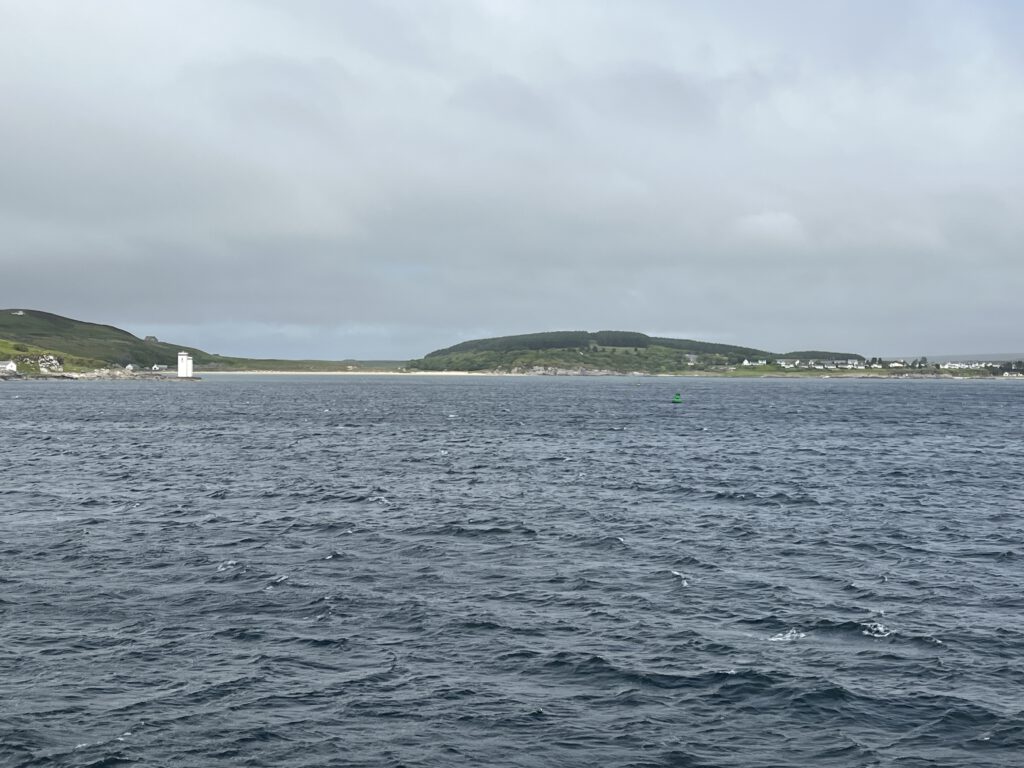 Erster Blick auf die Insel Islay von der Fähre