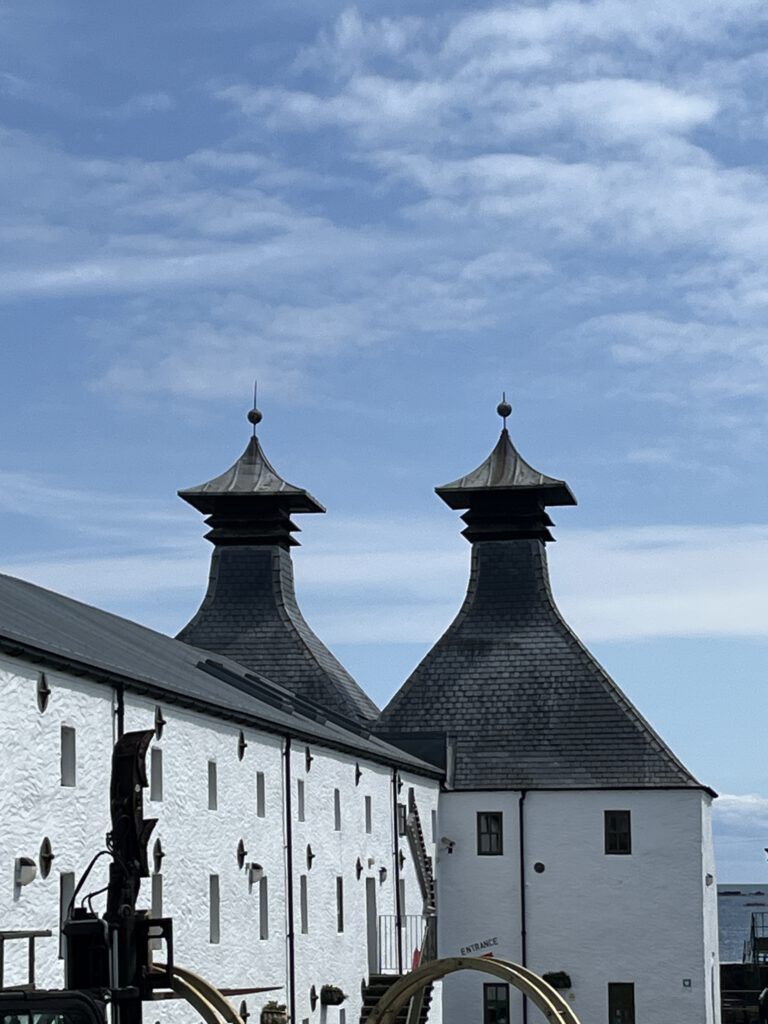 Blick auf die Ardbeg Destillerie