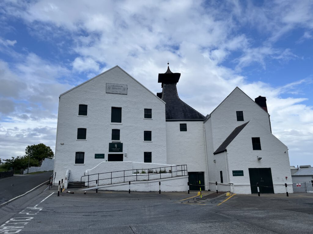 Frontansicht der Lagavulin Distillery